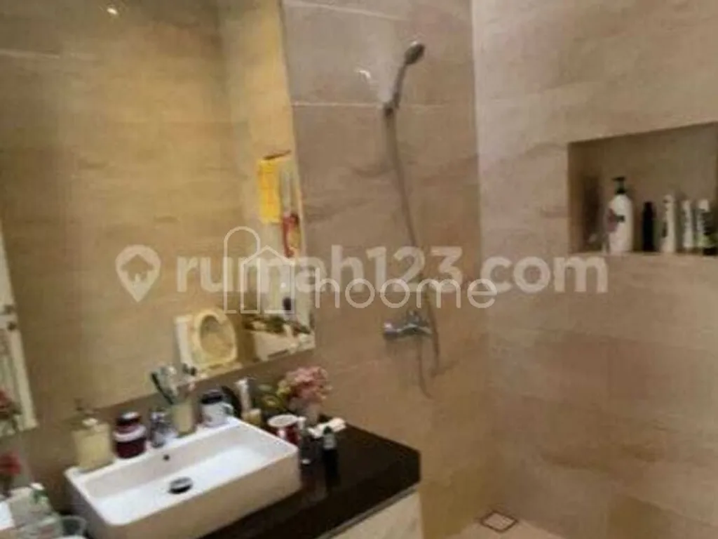 Dijual Rumah strategiss di Taman Holis Indah 1