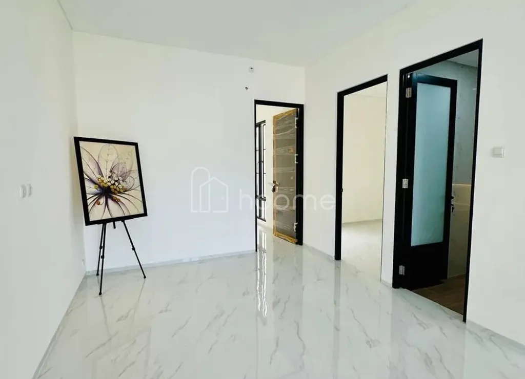 BRAND NEW HOUSE!! RUMAH DENGAN MODEL FASAD MODERN KLASIK SIAP UNTUK DI HUNII