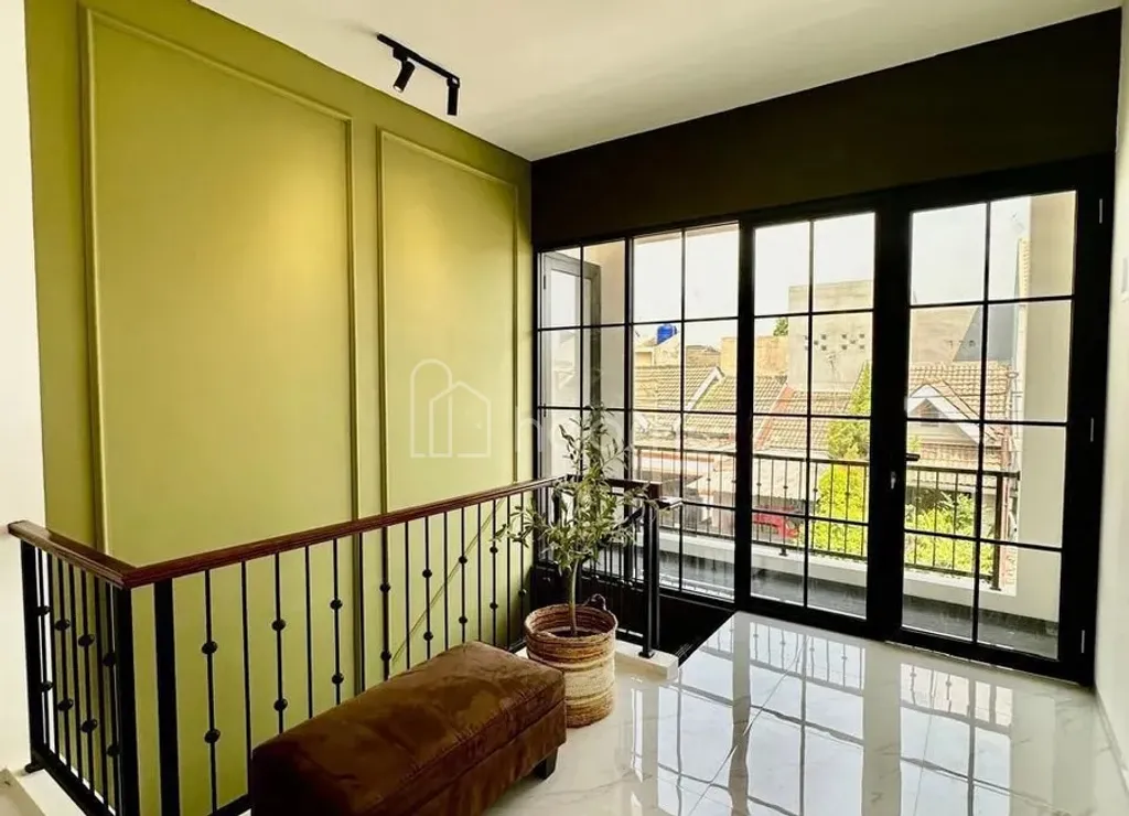 BRAND NEW HOUSE!! RUMAH DENGAN MODEL FASAD MODERN KLASIK SIAP UNTUK DI HUNII