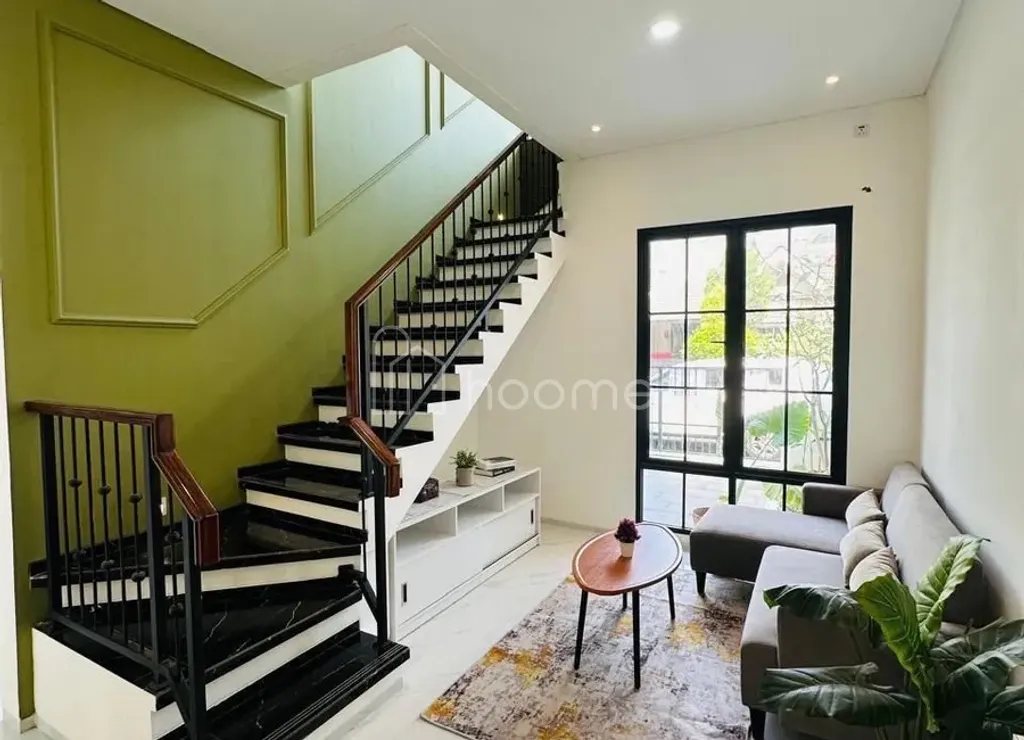 BRAND NEW HOUSE!! RUMAH DENGAN MODEL FASAD MODERN KLASIK SIAP UNTUK DI HUNII