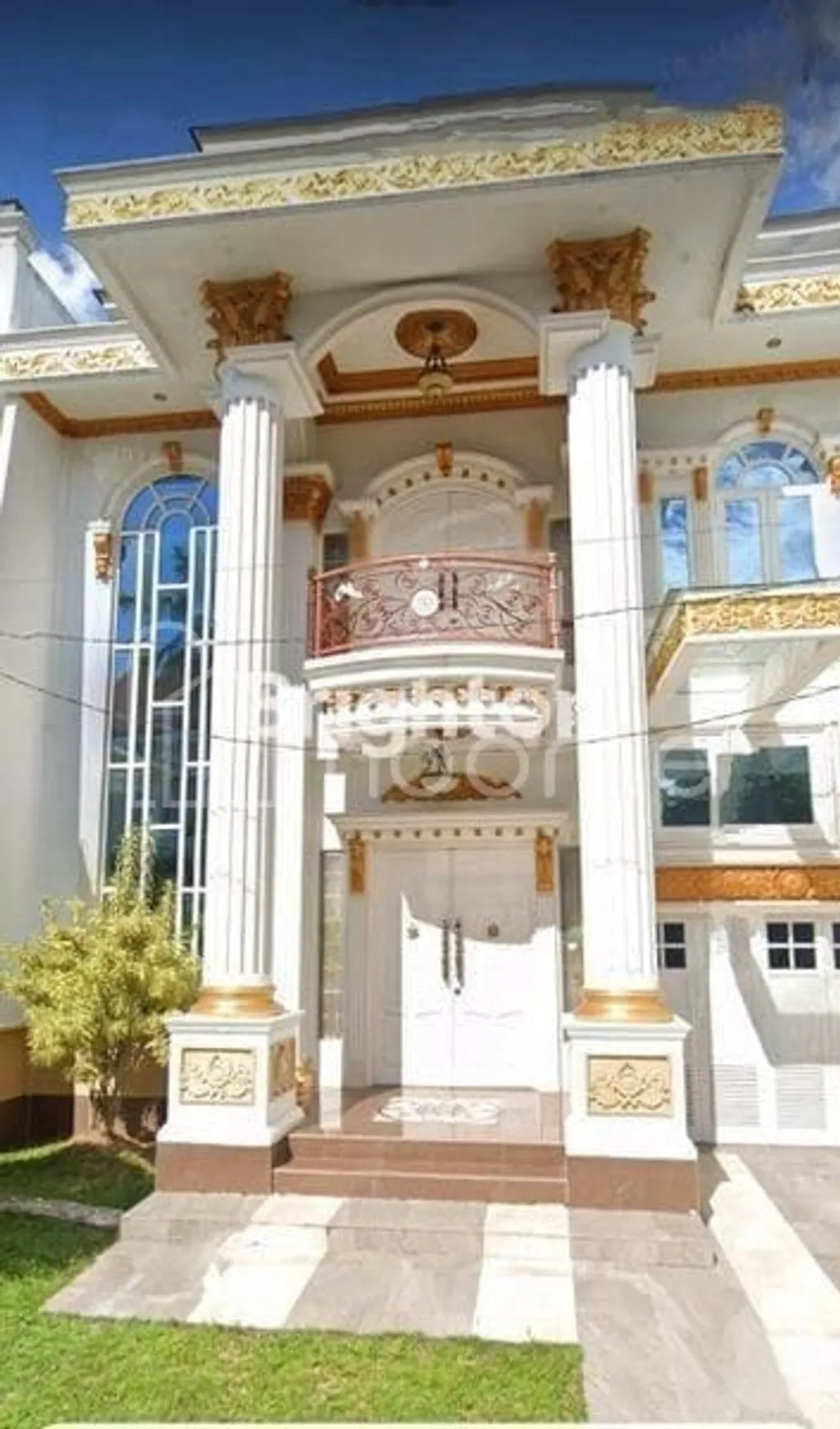 RUMAH MEWAH DENGAN ARSITEKTUR KLASIK MEMUKAU, JALAN ABDUL RAHMAN SALEH I