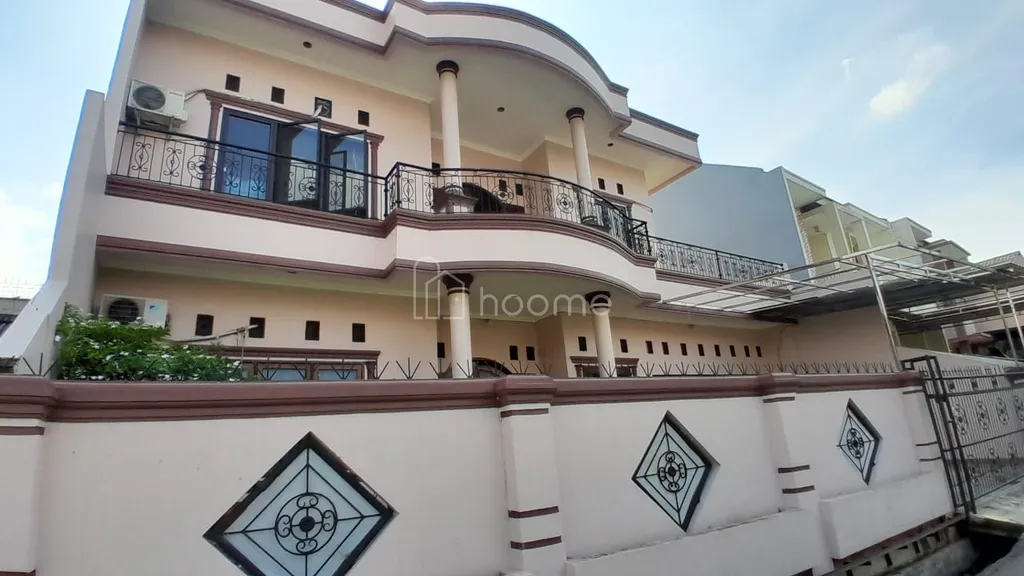 Dijual Rumah Asri 301m2 6 kamar tidur Depan RPTRA