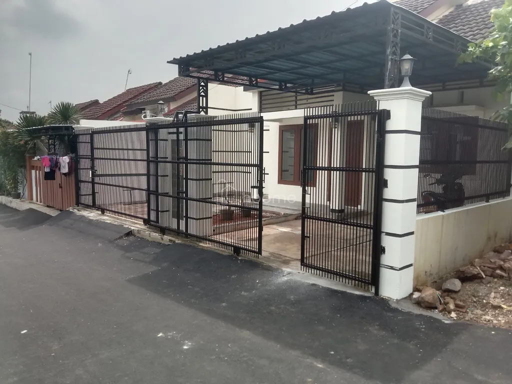 Disewakan Rumah di Sindang Kemuning Asri dengan Carport yang luas untuk 2 Mobil