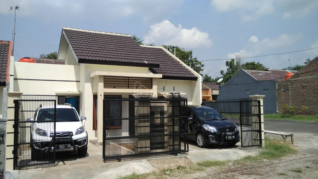 Disewakan Rumah di Sindang Kemuning Asri dengan Carport yang luas untuk 2 Mobil