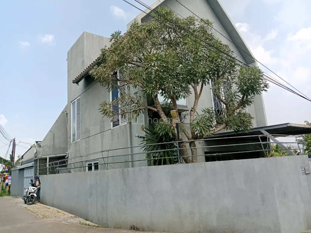 Dijual Rumah 3 Lantai Full Furnish dengan Lapang Basket