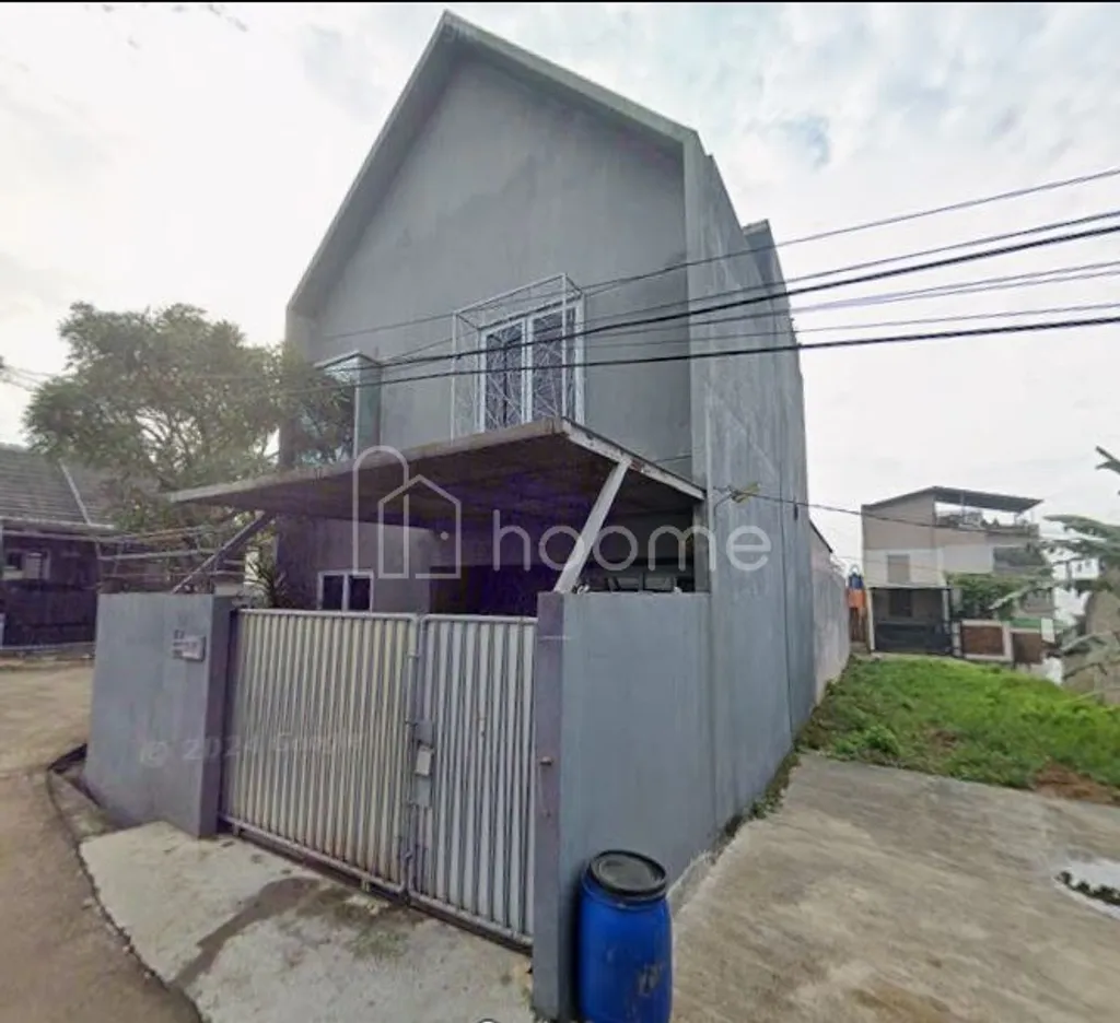 Dijual Rumah 3 Lantai Full Furnish dengan Lapang Basket