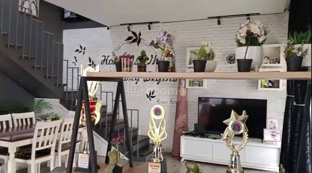 Dijual Rumah 3 Lantai Full Furnish dengan Lapang Basket