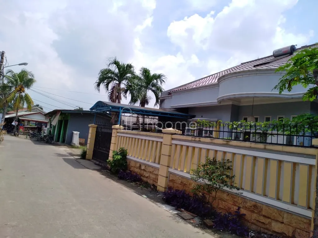 Rumah Dijual Strategis Hadap Timur + 4 Kontrakan & Kios