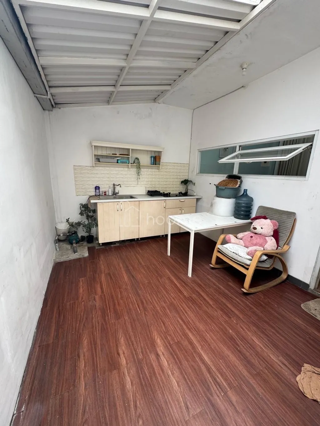 Deskripsi Jual cepat rumah siap huni di pondok aren, tangerang selatan Alamat lengkap : palmspring Luas Tanah : 84 Luas Bangunan : 80 Lebar muka : 8 Hadap : selatan Kmr tidur : 3 Kmr mandi : 2 Air : sumur pompa Daya Listrik : 2200 Kitchen set : Ada Jumlah lantai : 2 Sertifikat : SHM