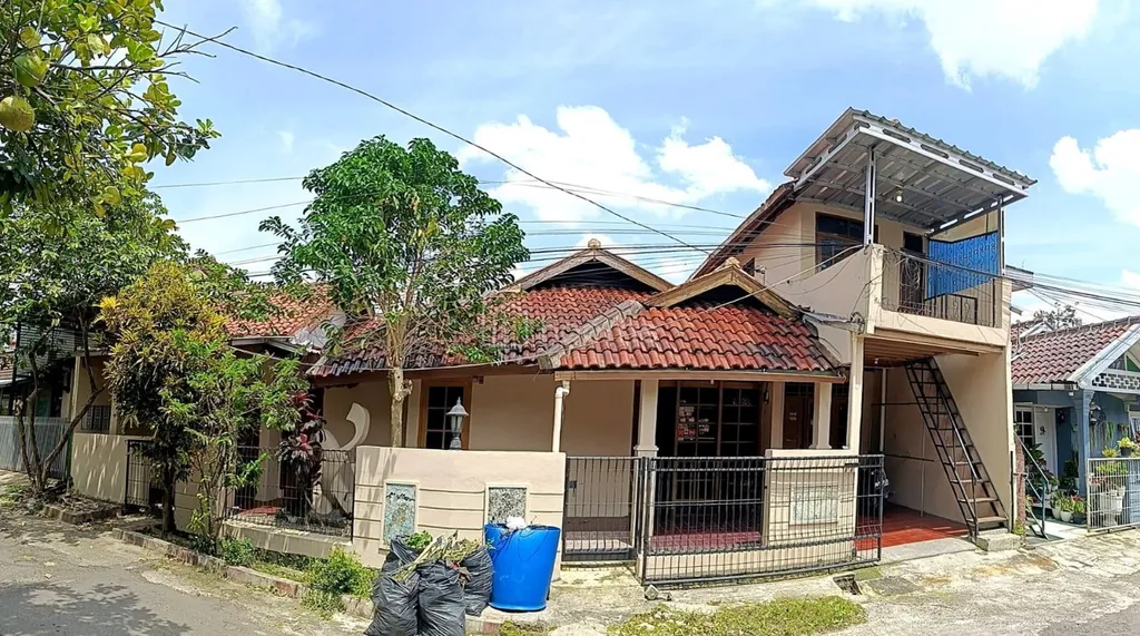 🏡 DIJUAL RUMAH 2 LANTAI 9 KAMAR – POTENSI USAHA KOSTAN DI LOKASI STRATEGIS