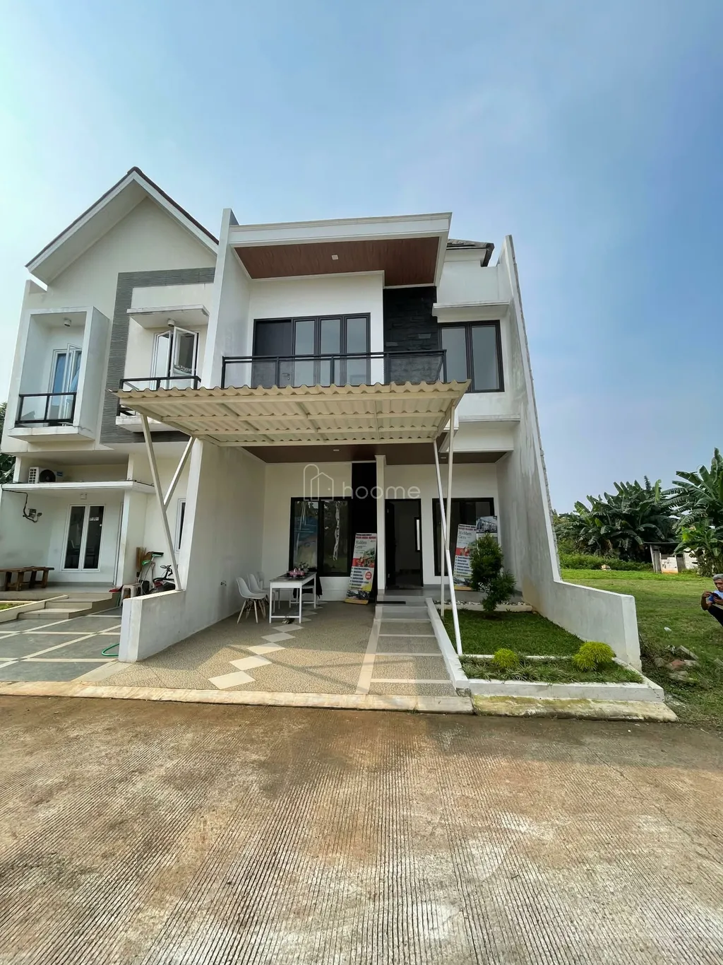 Judul Headline: Hunian Modern 2 Lantai di Jatisampurna, 5 Menit ke Tol!  Dijual rumah minimalis siap huni di lingkungan asri Bekasi.   Hunian nyaman berdesain modern   (LT 72 sampao 100 m²/LB 70 sampai 80 m²) dengan 3 kamar tidur, 2 kamar mandi, dan taman pribadi yang menawan. Dilengkapi smart door lock dan bebas banjir.  Lokasi sangat strategis:  5 Menit dari Tol Gabus/Jatiwarna  Dekat pusat perbelanjaan dan RS  Lingkungan aman, tenang, dan tertata tidak dapat dibuat saat ini. Silakan coba lagi nanti.