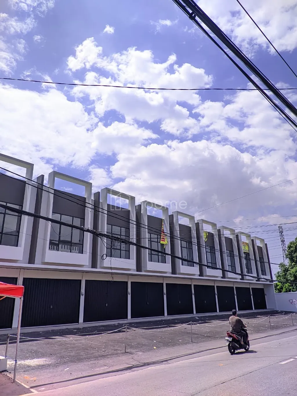 Ruko di jalan raya kodau