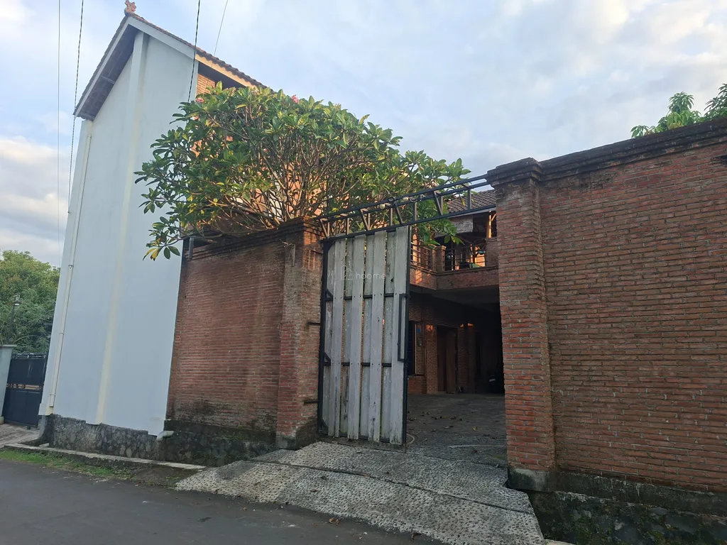RUMAH 2 LANTAI TEMBOK BATU BATA