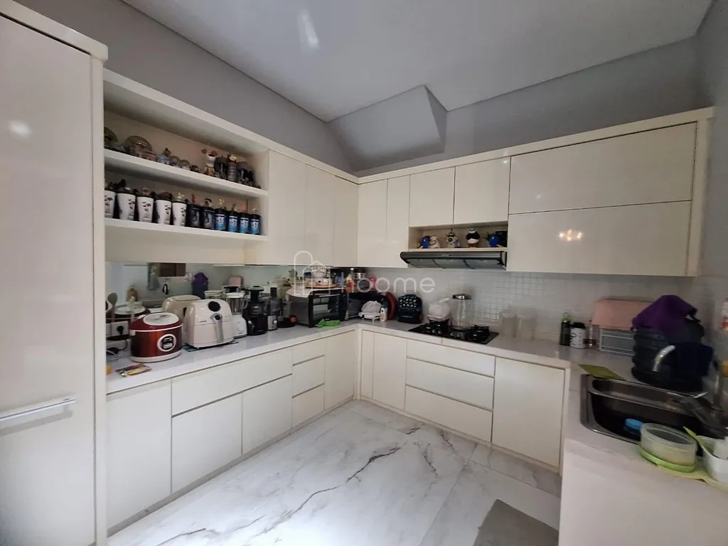 Jual Harga Miring Semi Furnish Rumah Malibu Pakuwon City Bagus 2 Lt SHM