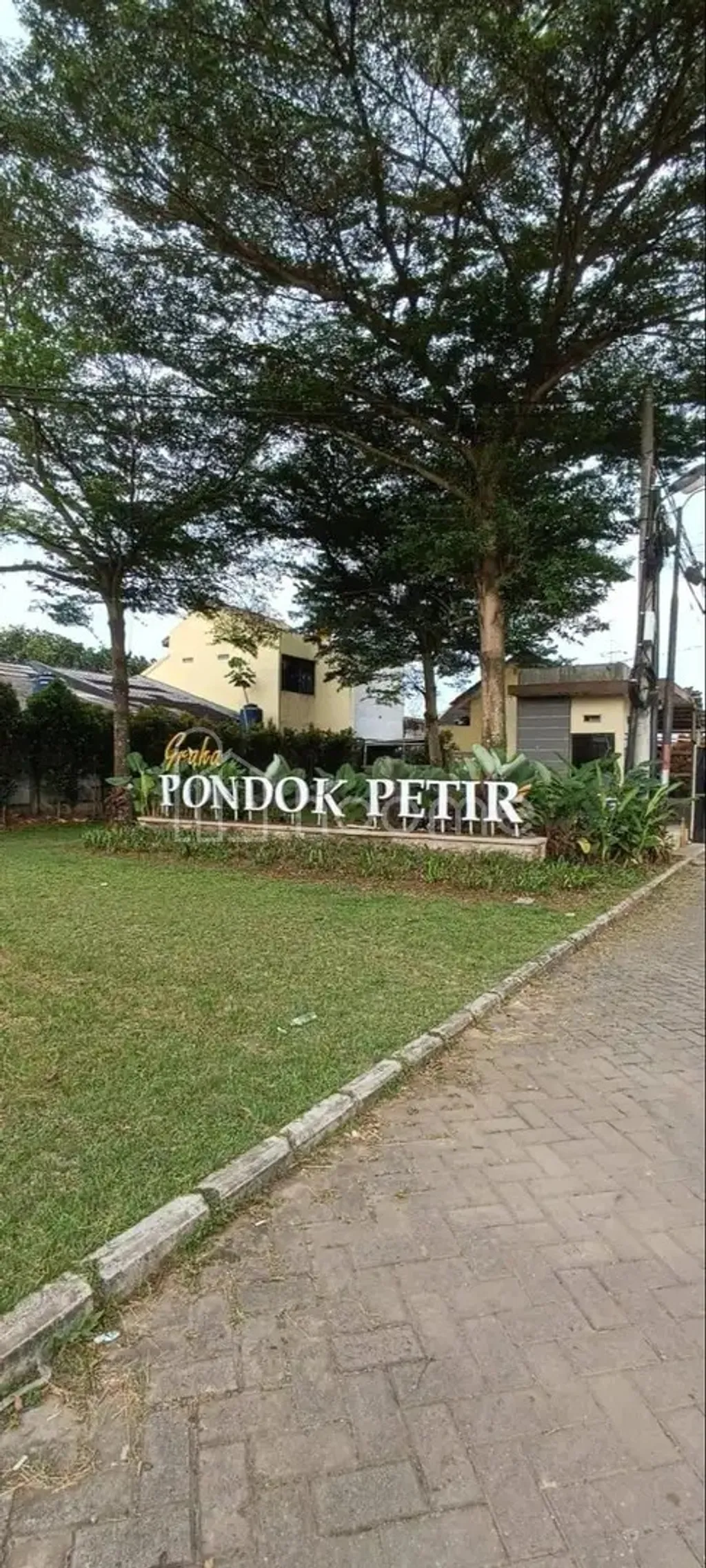 DIJUAL SEGERA RUMAH HOOK DEPAN TAMAN – GRAHA PONDOK PETIR, DEPOK