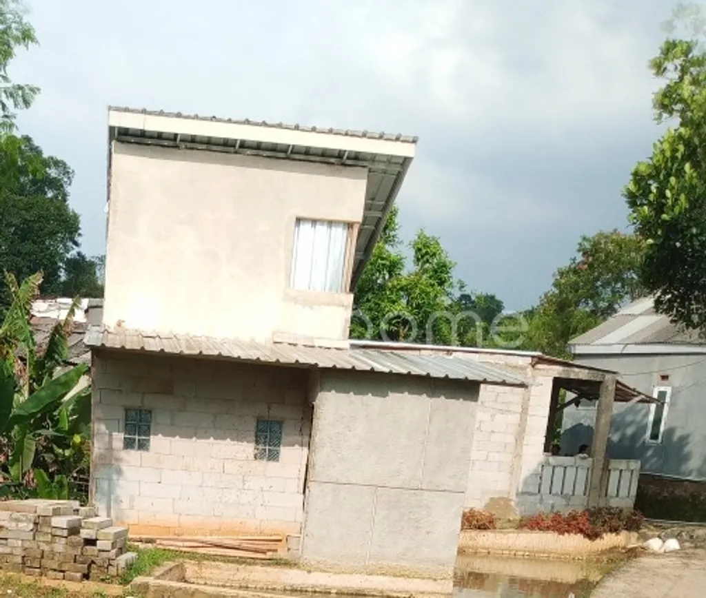 Rumah setengah jadi+balong kolam ikan 