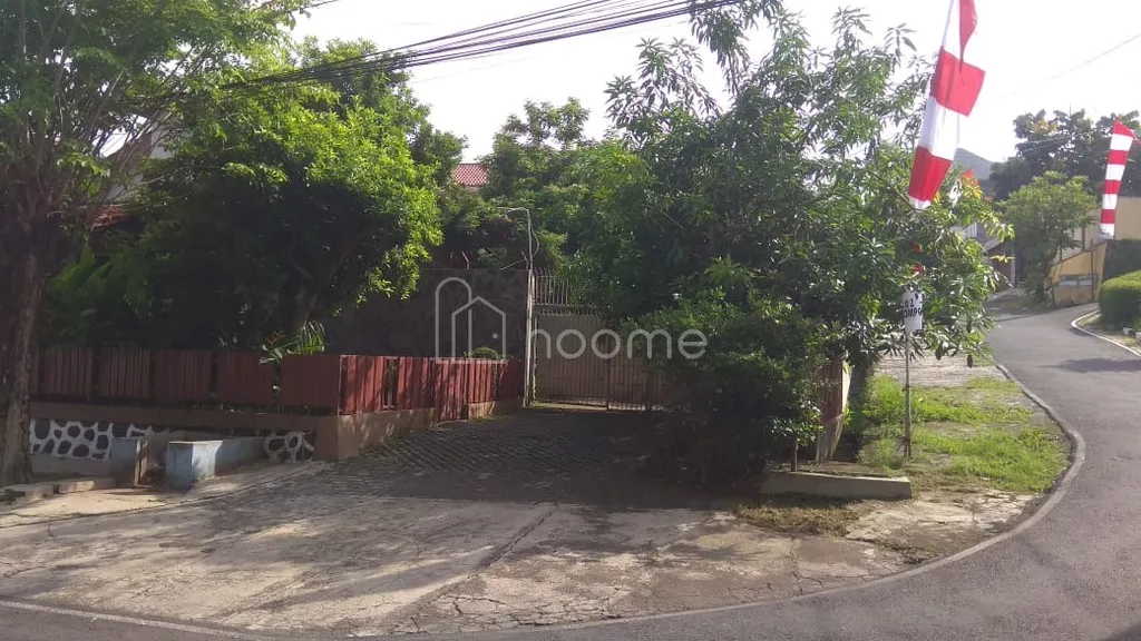 Rumah Luas dengan Halaman Asri – Investasi Properti Premium!