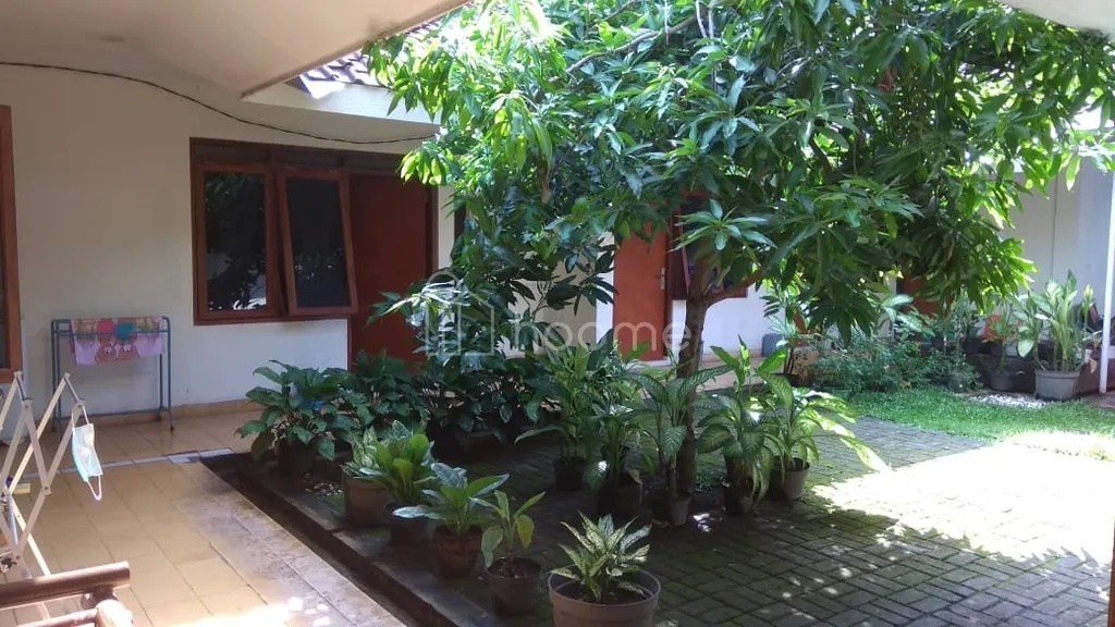 Rumah Luas dengan Halaman Asri – Investasi Properti Premium!