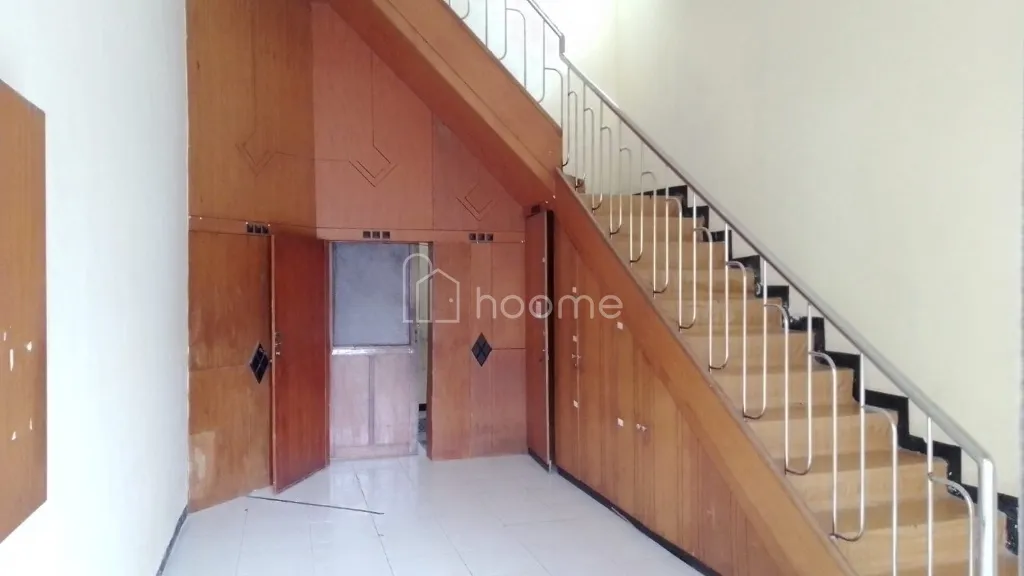 Disewa Rumah 2 Lantai Strategis Surabaya Selatan, Nyaman & Aman — foto 1 dari 4