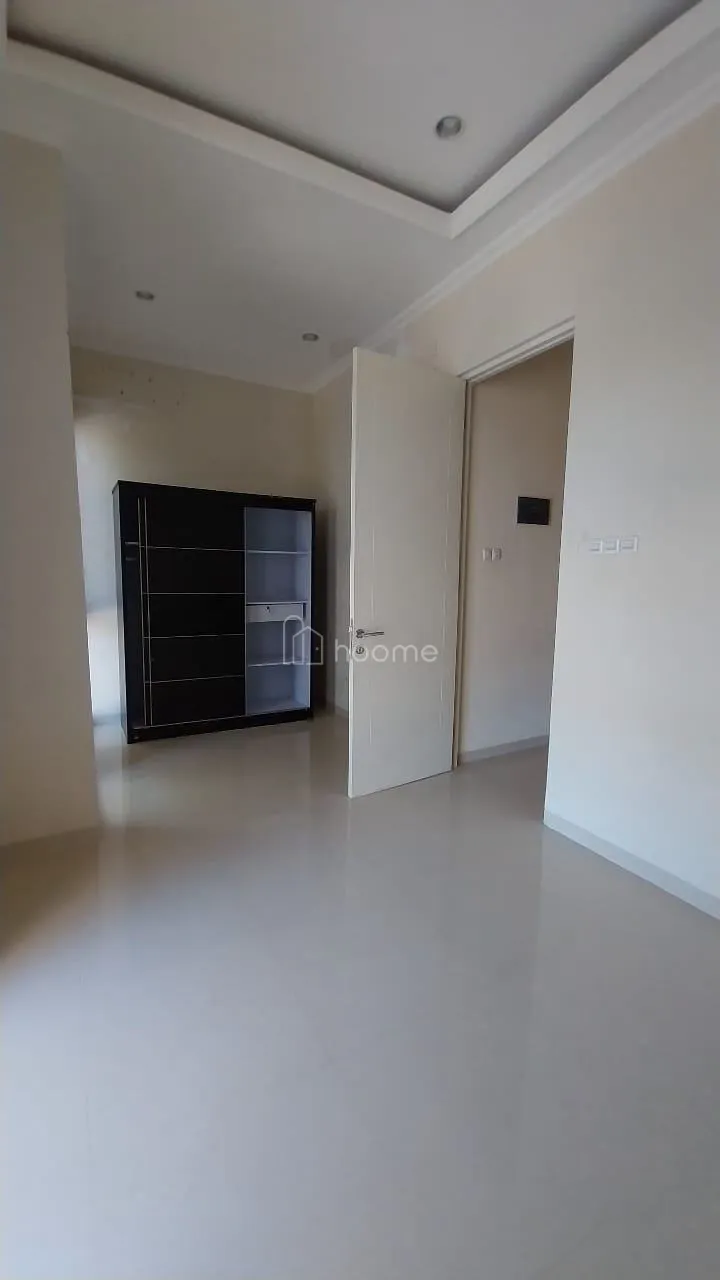 Disewa Rumah Oper Murah! Rumah 2 Lantai Suvadiva, Pakuwon City — foto 1 dari 4