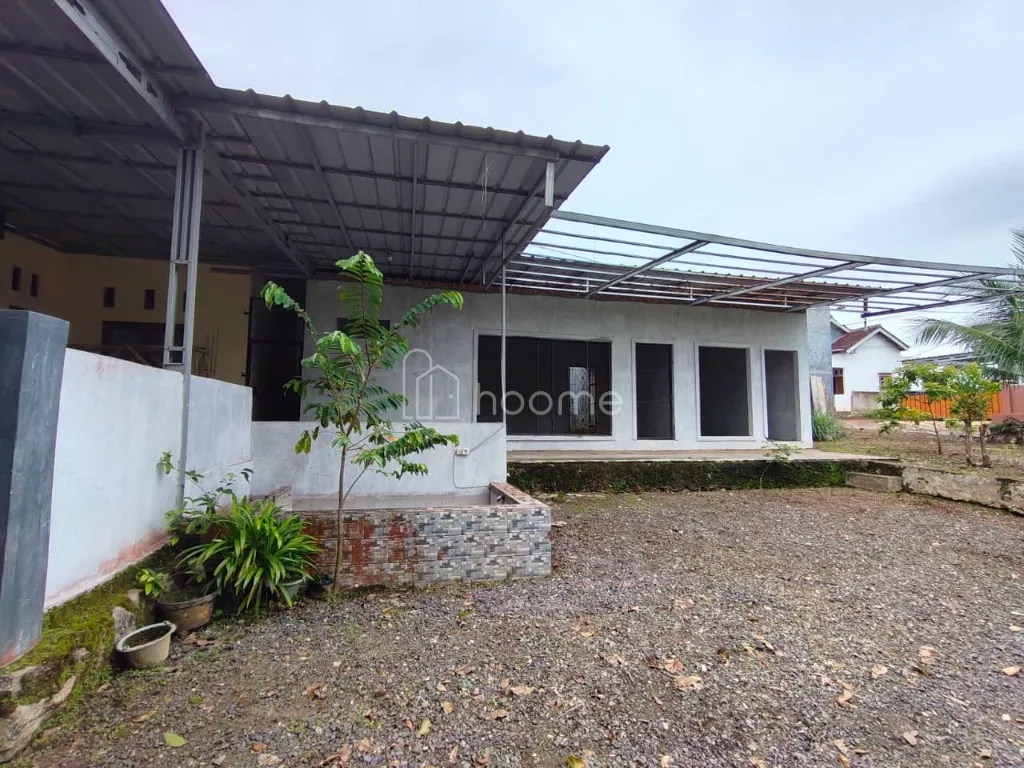 Dijual Rumah dengan pekarangan luas — foto 1 dari 3