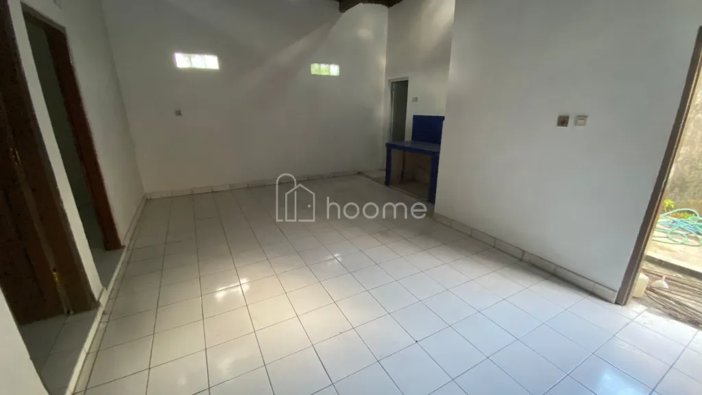 Disewa Rumah 5 Kamar Tidur - Dalam Kota Jogja - Parkiran Luas — foto 1 dari 4