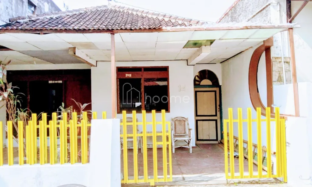 Dijual Rumah Dijual  Rumah Lama 1985-an, 2 lantai, SHM, di Solo — foto 1 dari 3