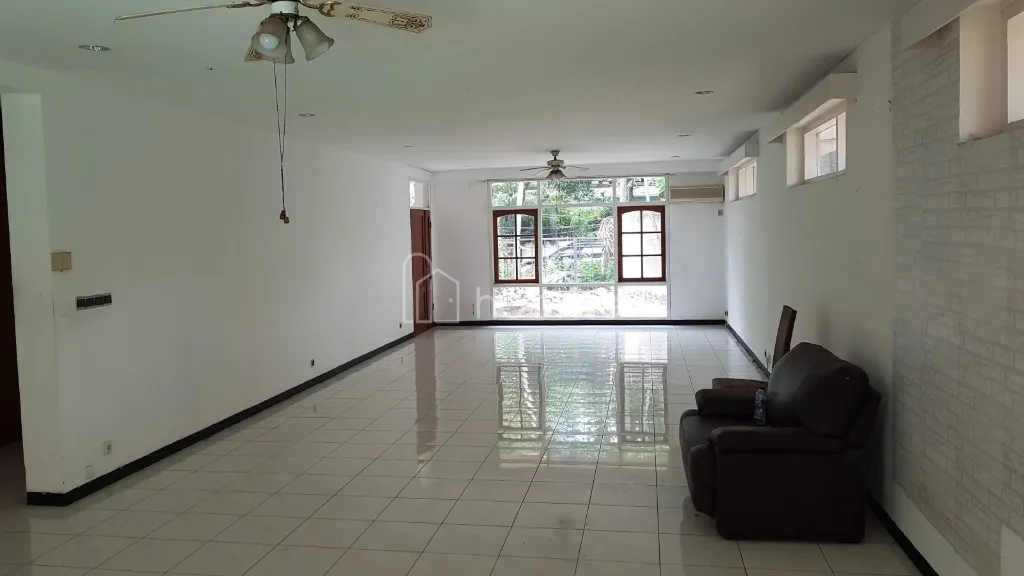 Disewa Rumah Disewakan rumah bisa untuk kantor / klinik — foto 1 dari 4