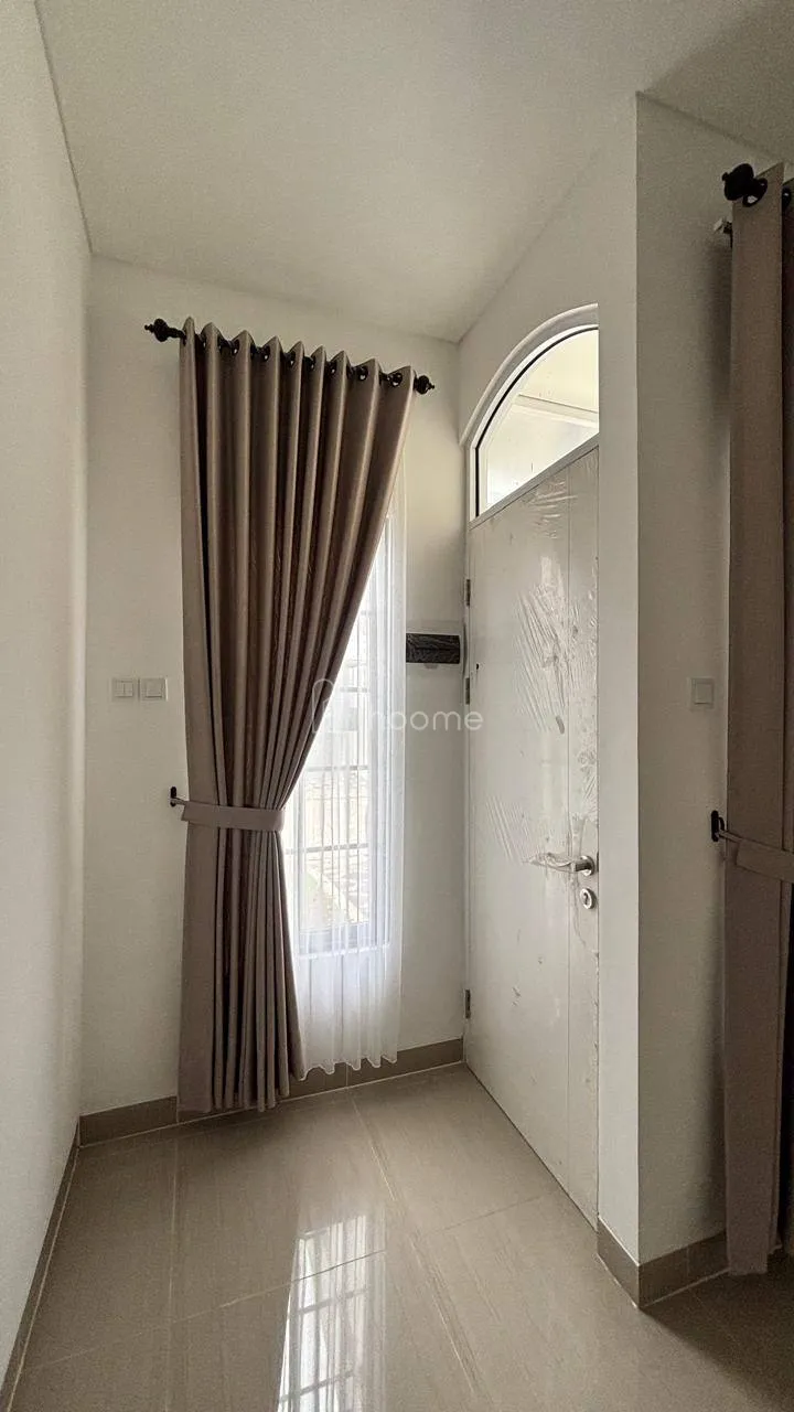 Disewa Rumah 2 LANTAI DI CLUSTER SEVILLA JABABEKA CIKARANG — foto 3 dari 4