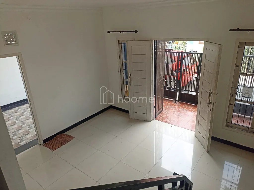 Dijual Rumah 2 Lantai Siap Huni, SHM — foto 1 dari 4