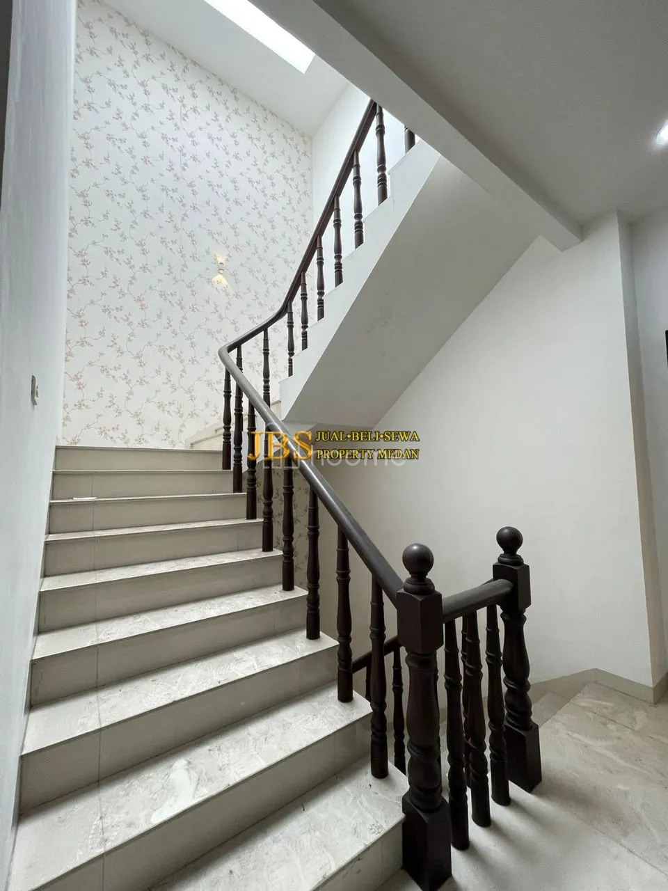 Dijual Rumah Fully Furnish di Cemara Asri Jalan Azalea 2 — foto 1 dari 4