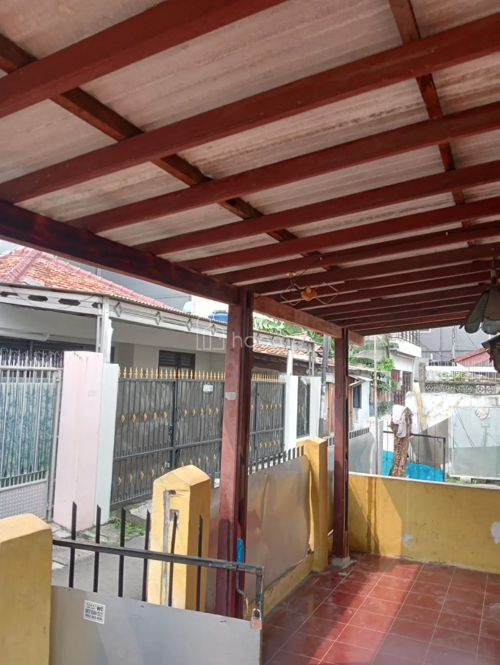 Dijual Rumah Di jual rumah second plus garasi mobil — foto 1 dari 4