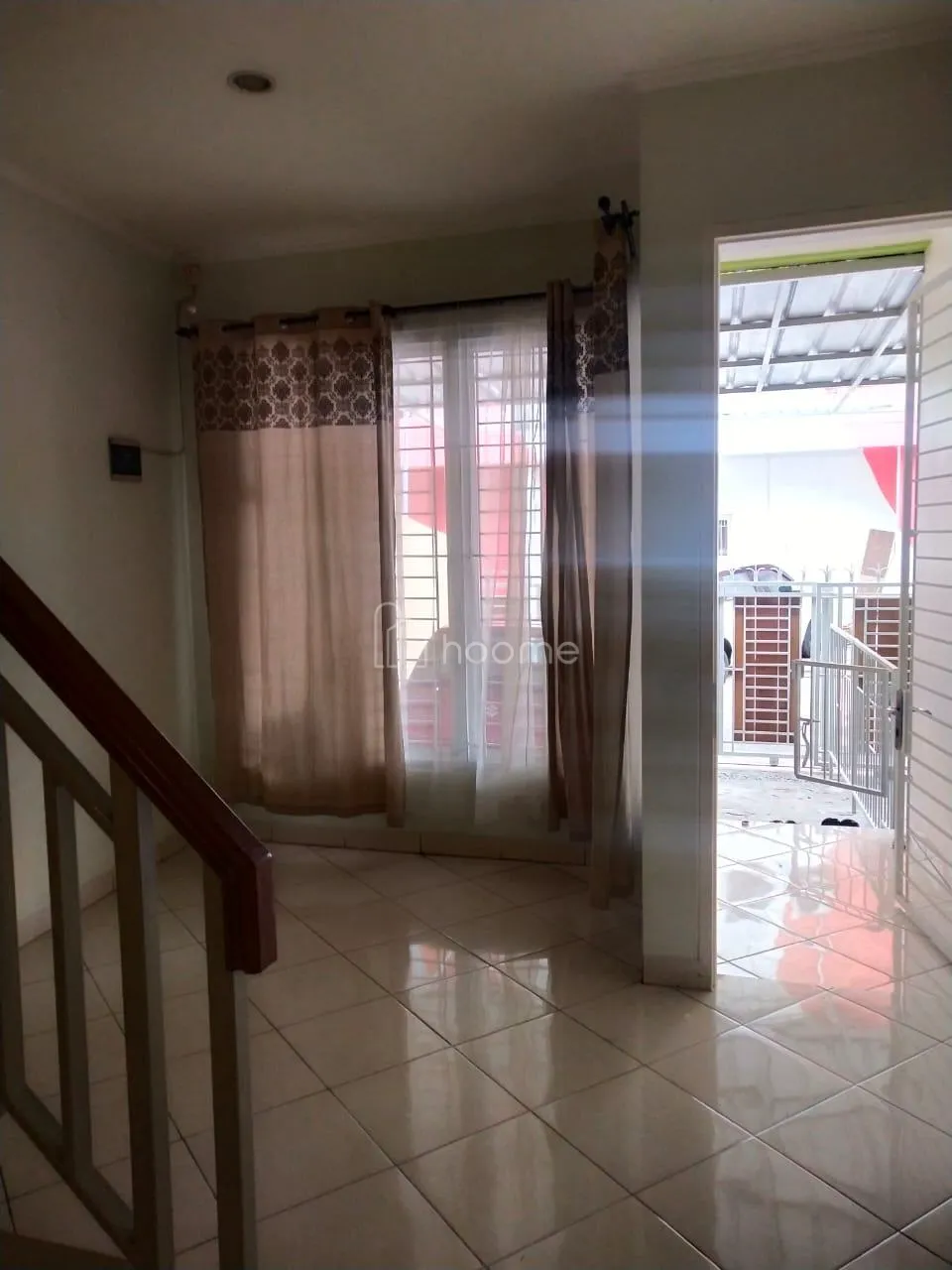 Disewa Rumah 2 lantai sangat dekat perkantoran — foto 3 dari 5