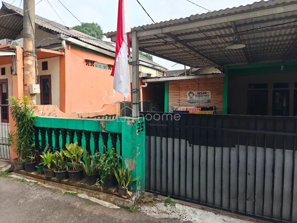 Dijual Rumah Rumah Keluarga Nyaman dgn Halaman Luas & Carport — foto 3 dari 4