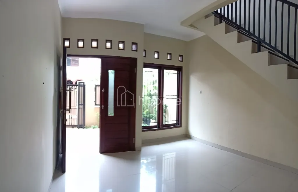 Disewa Rumah Disewakan Tahunan Rumah 2 Lantai — foto 3 dari 6