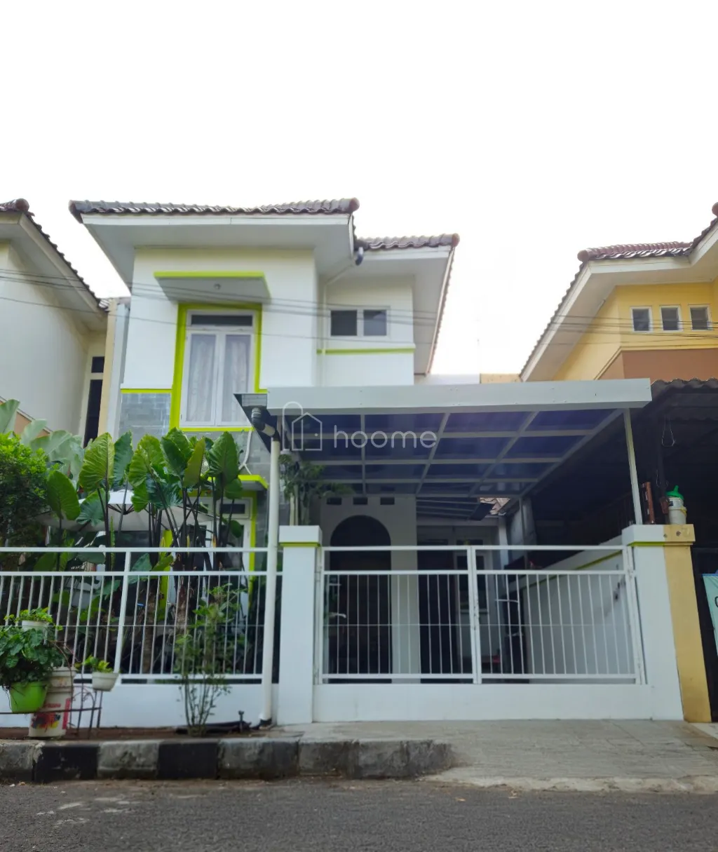 Dijual Rumah bersih, estetis 2 lantai menghadap taman — foto 2 dari 14