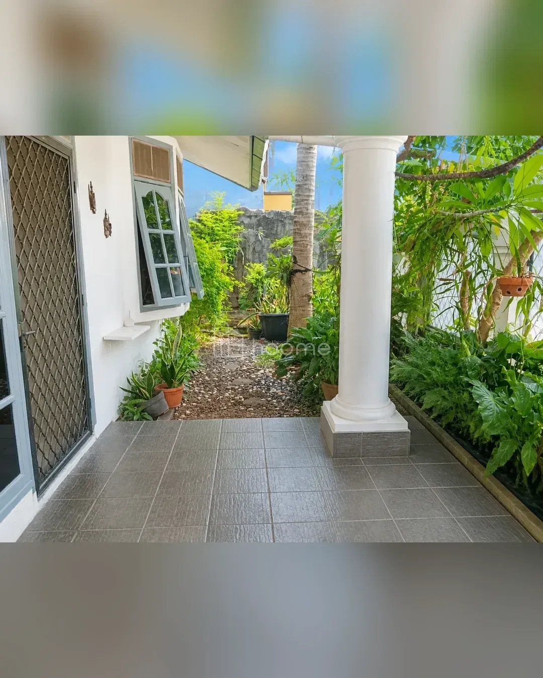 Dijual Rumah Asri dengan Lantai Mezzanine di Pondok Gede — foto 2 dari 8