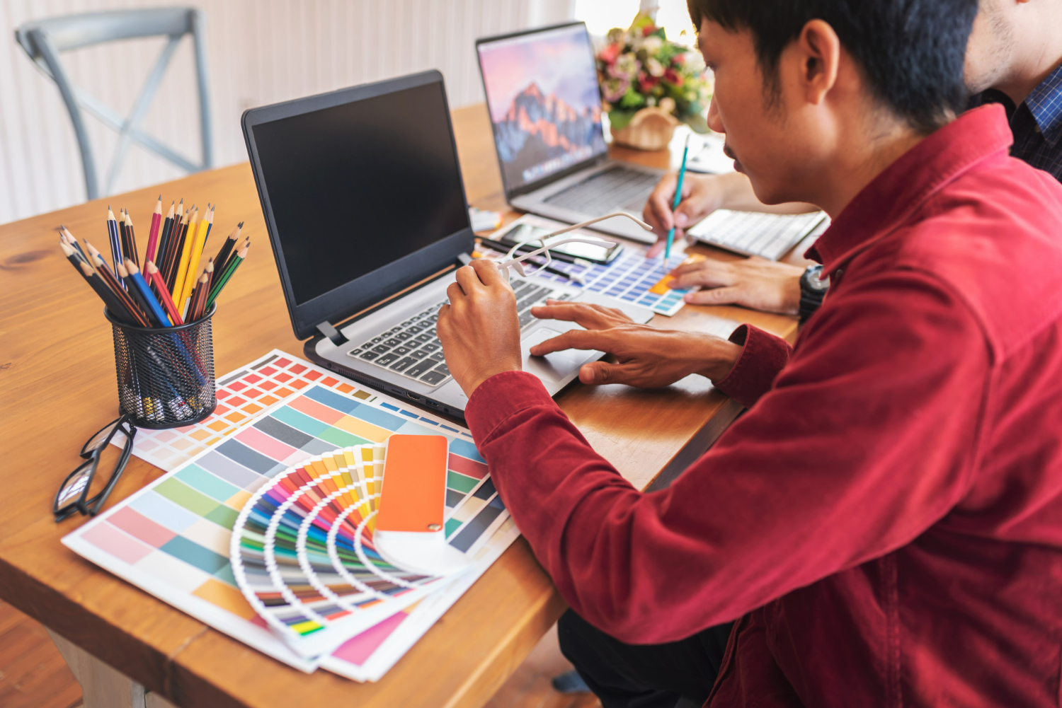 So sánh chi phí thiết kế website: tùy chỉnh vs. Dịch vụ trọn gói