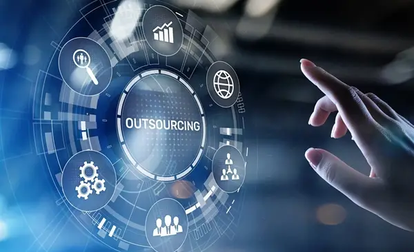 Freelancer vs IT Outsourcing: Giải Pháp Nào Phù Hợp Với Doanh Nghiệp Bạn? 1 Dich-vu-it-thue-ngoai-cho-doanh-nghiep-tai-chinh-1