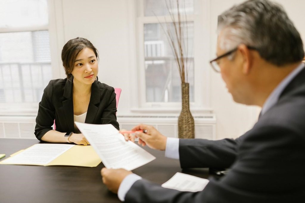 Phỏng vấn lần đầu: Sinh viên cần chuẩn bị gì để không “toang”? Hướng dẫn sống sót cho người mới bắt đầu 2 Đặt câu hỏi ngược lại cho nhà tuyển dụng