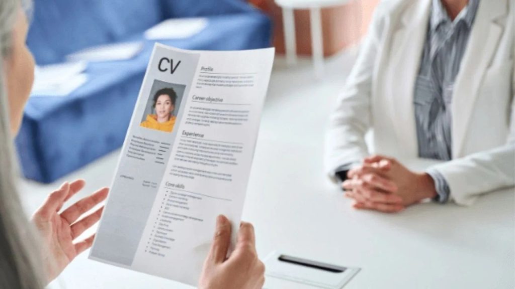 Cv bản cứng là gì? Những điều quan trọng cần biết khi nộp cv bản in