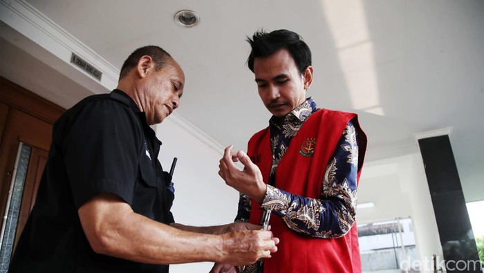 Selebgram Adam Deni Gearaka dituntut 1 tahun penjara dalam sidang kasus fitnah terhadap Wakil Ketua Komisi III DPR Ahmad Sahroni di PN Tipikor Jakarta, Selasa (7/5/2024). Adam Deni semringah seusai tuntutan tersebut.