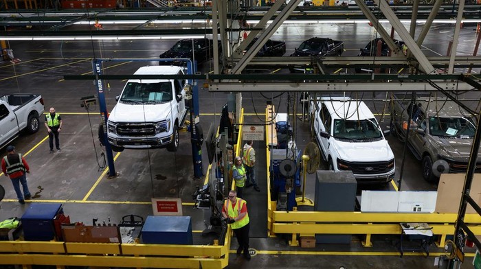 미국 대통령 Donald Trump이 Ford 회장 Bill Ford 및 Ford River Rouge 플랜트 매니저 Corey Williams와 함께 서 있으며, 트럼프 대통령이 미국 미시간주 Dearborn의 Ford 생산 센터를 방문하고 있습니다. 2026년 1월 13일. REUTERS/Evelyn Hockstein