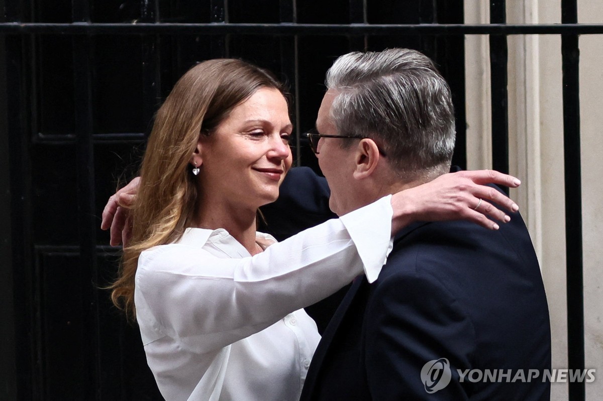 연설을 마친 스타머 총리와 포옹하는 빅토리아 여사
