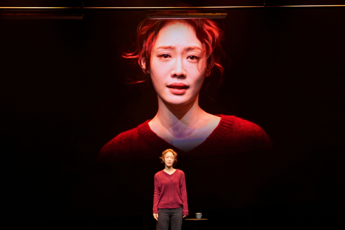 연극 '플리백' 속 배우 김히어라