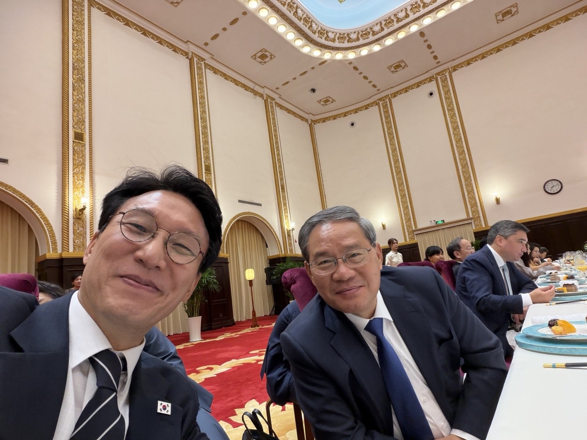 김민석 총리, 리창 중국 총리와 '셀카'