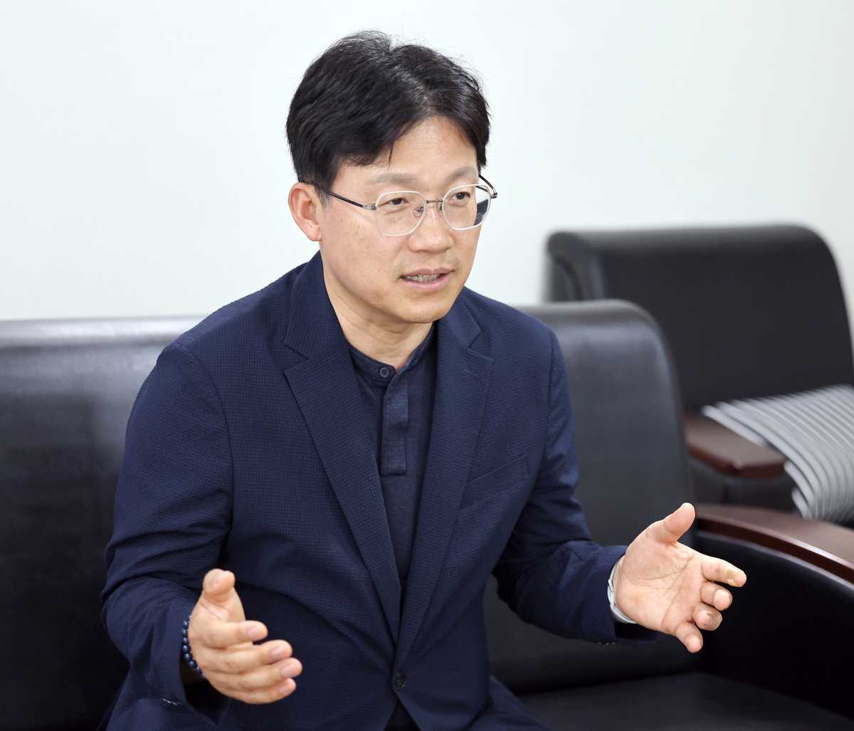 인터뷰하는 조용식 울산교육감 당선인