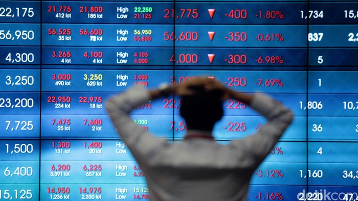 Karyawan mengamati layar Indeks Harga Saham Gabungan (IHSG) di Bursa Efek Indonesia, Jakarta, Senin (29/09/2014). IHSG berhasil bertahan di zona hijau hingga akhir perdagangan. Indeks itu ditutup pada level 5.142,01 atau rebound 0,18%,Sektor keuangan