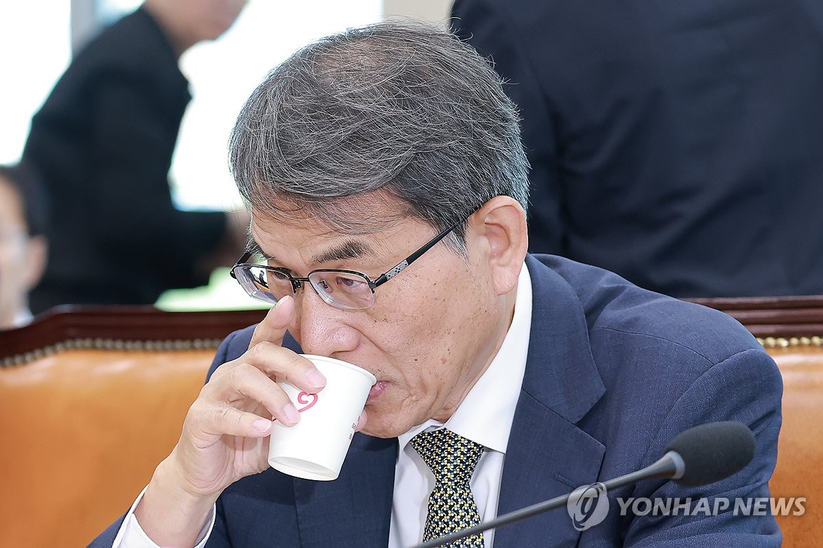목 축이는 노태악 전 중앙선거관리위원장