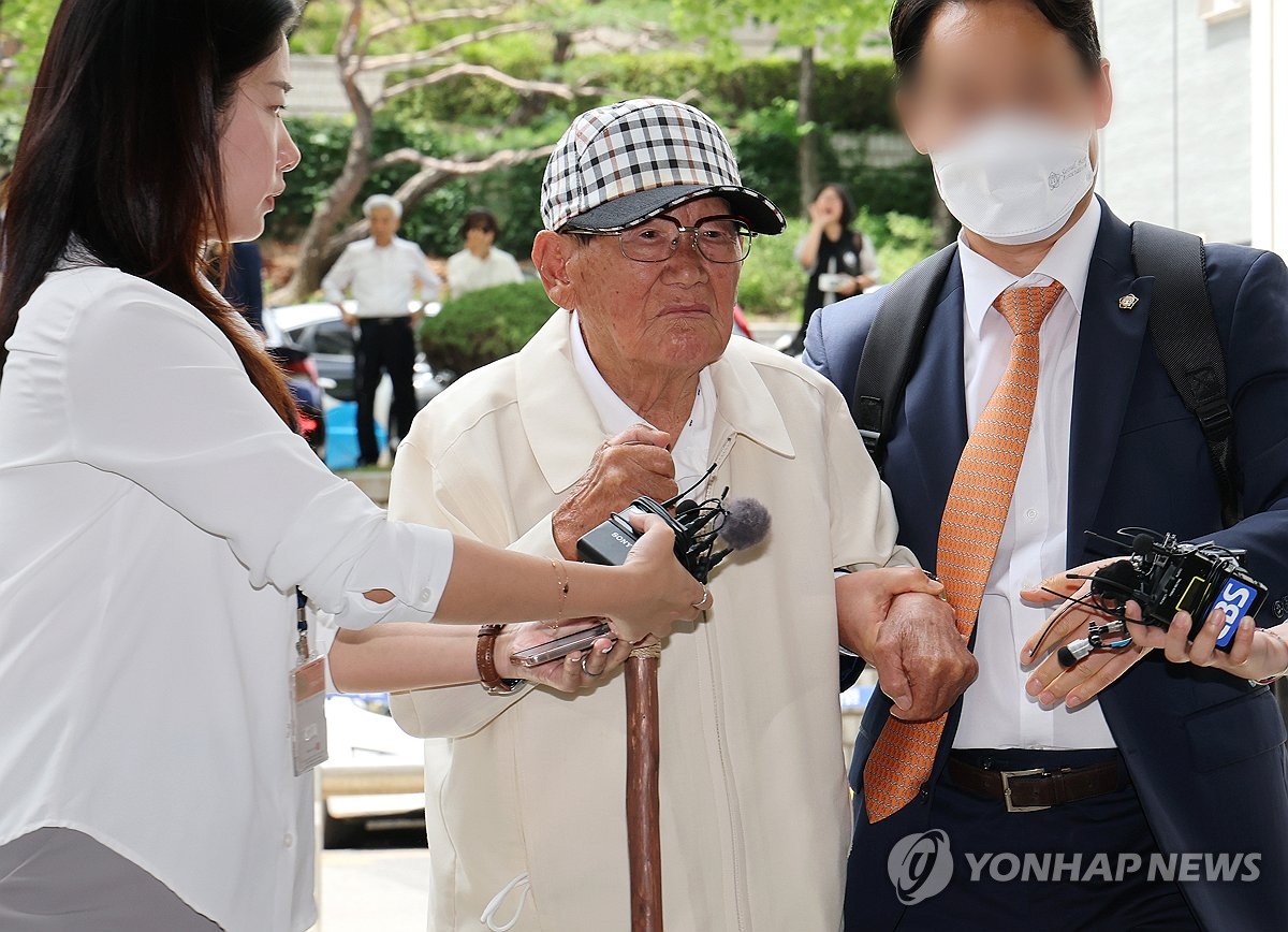 이만희 신천지 총회장 '질문엔 묵묵부답'